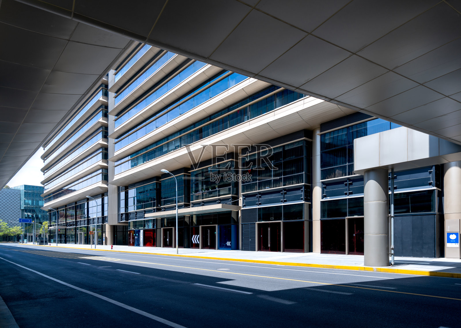 空旷的市中心十字路口，拍摄于中国上海。照片摄影图片