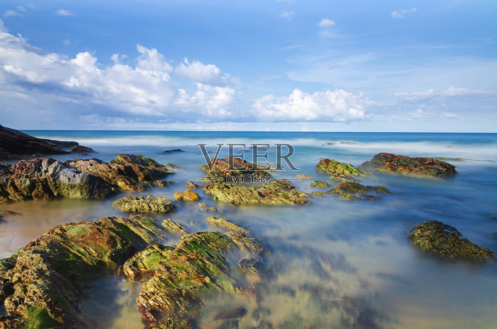 大自然的美丽，丁加奴，马来西亚海滩上灿烂的阳光和蓝天照片摄影图片