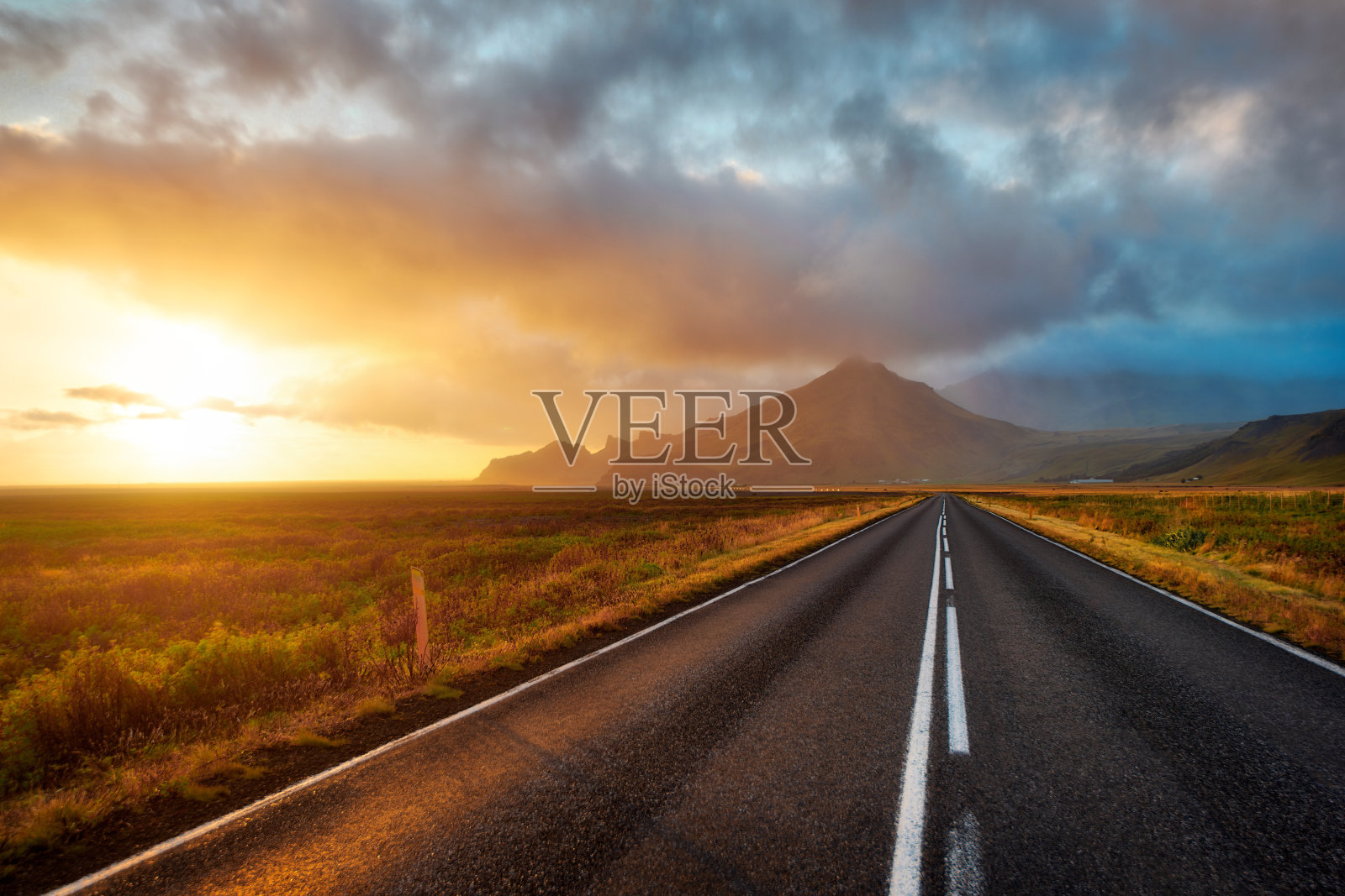 冰岛的风景和公路通向高地照片摄影图片