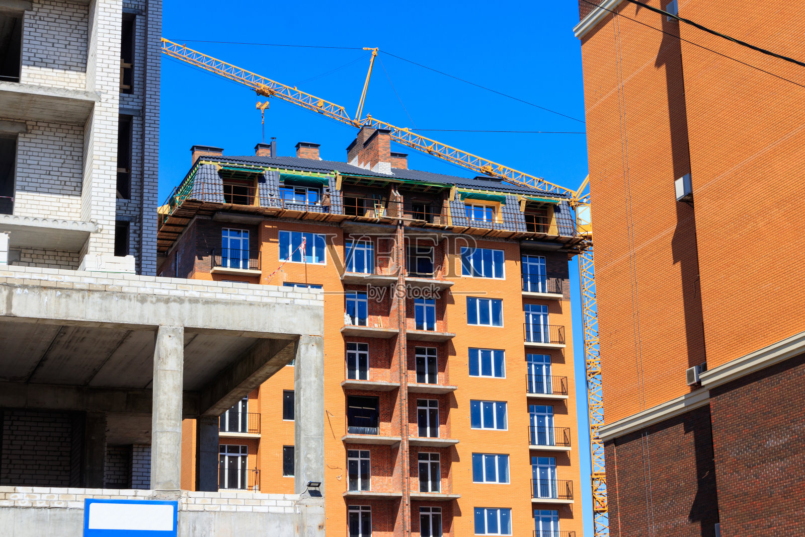 建筑起重机和在建房屋照片摄影图片