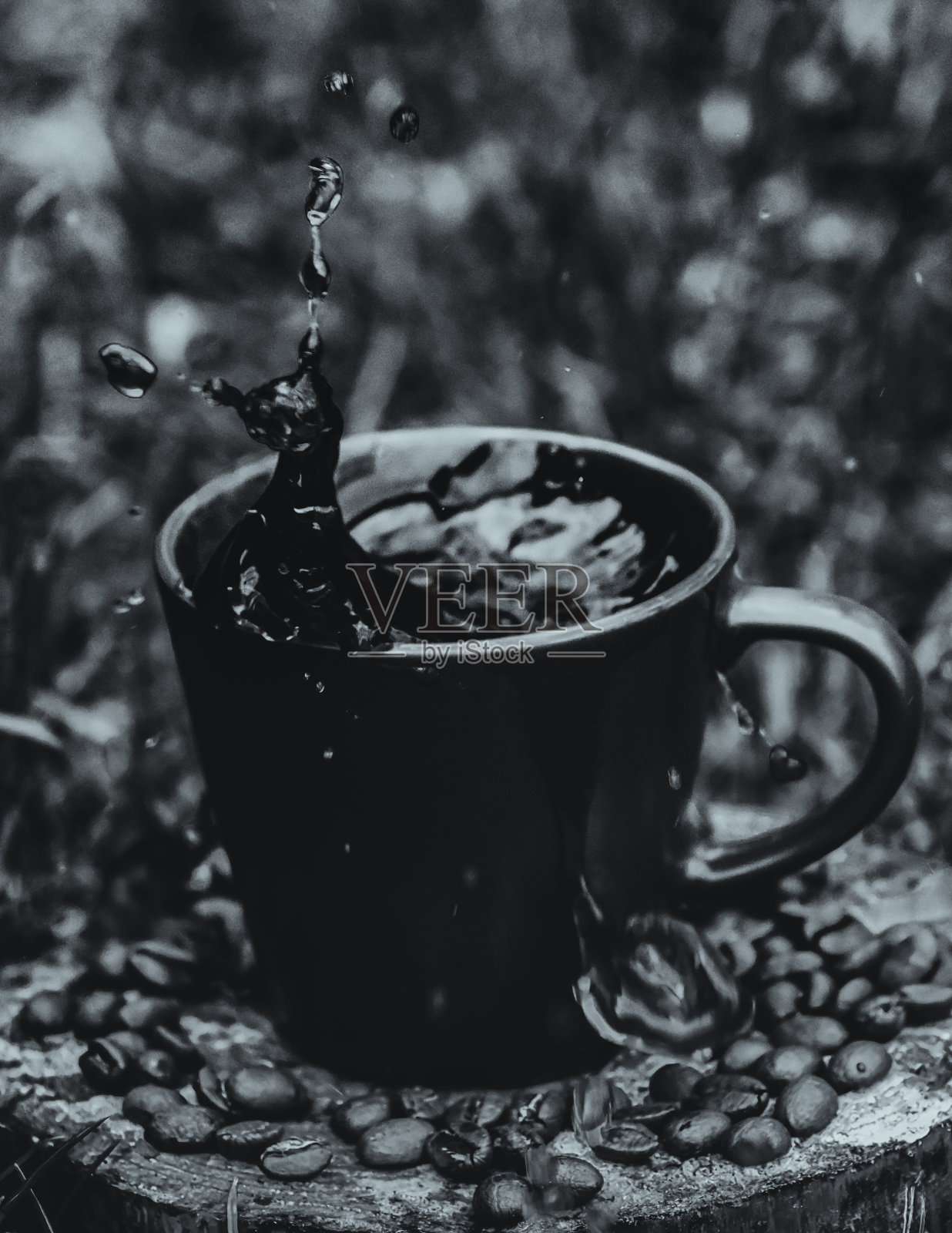 杯子里的咖啡(花园背景)照片摄影图片