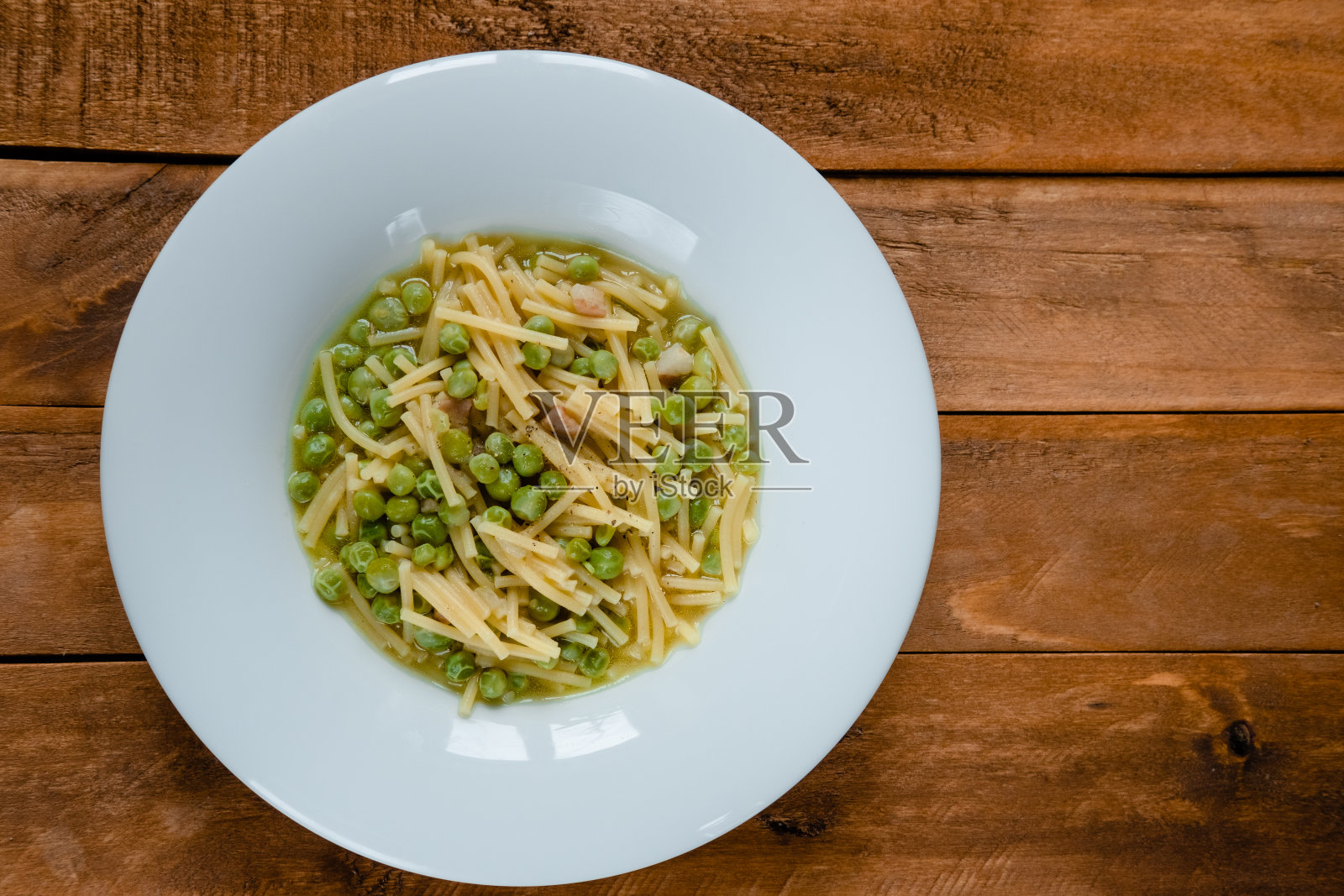 自制豌豆配意大利面食谱照片摄影图片
