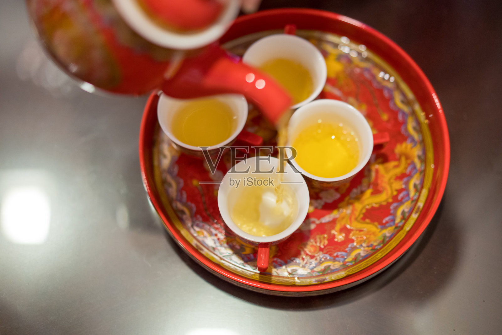 在中式传统茶道中将茶倒入杯中照片摄影图片