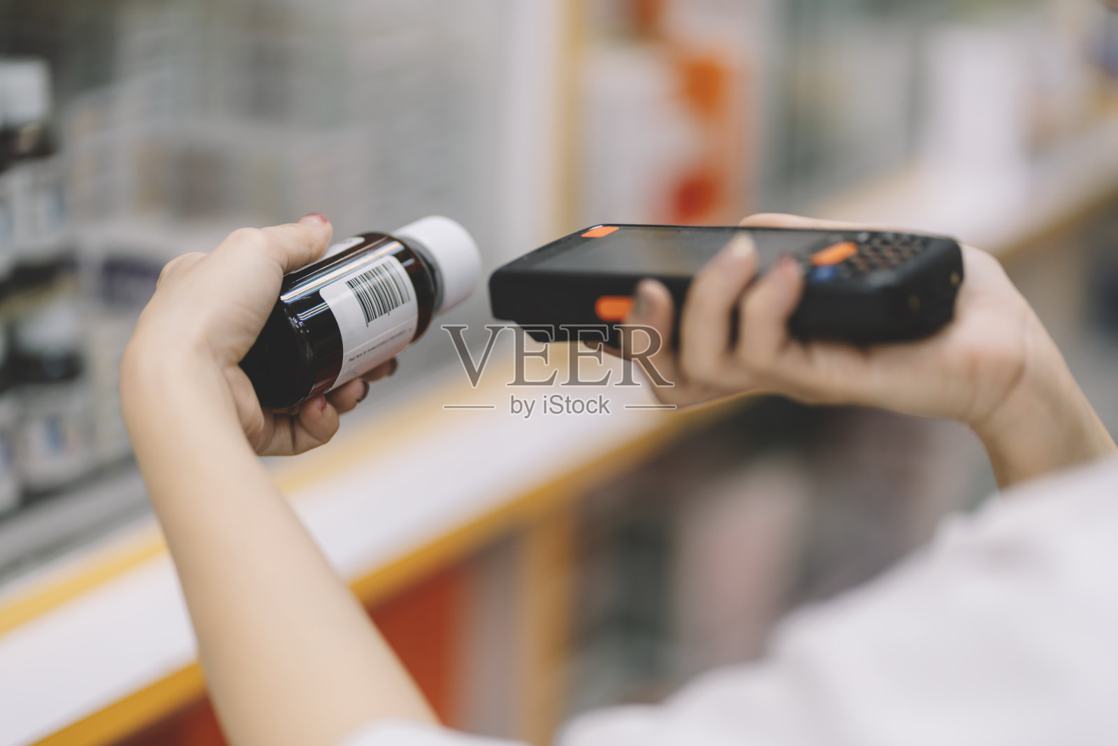 药剂师在药店扫描物品照片摄影图片