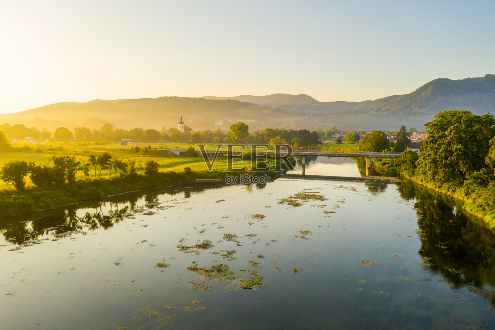 斯洛文尼亚Dolenjska河上大桥的鸟瞰图照片摄影图片
