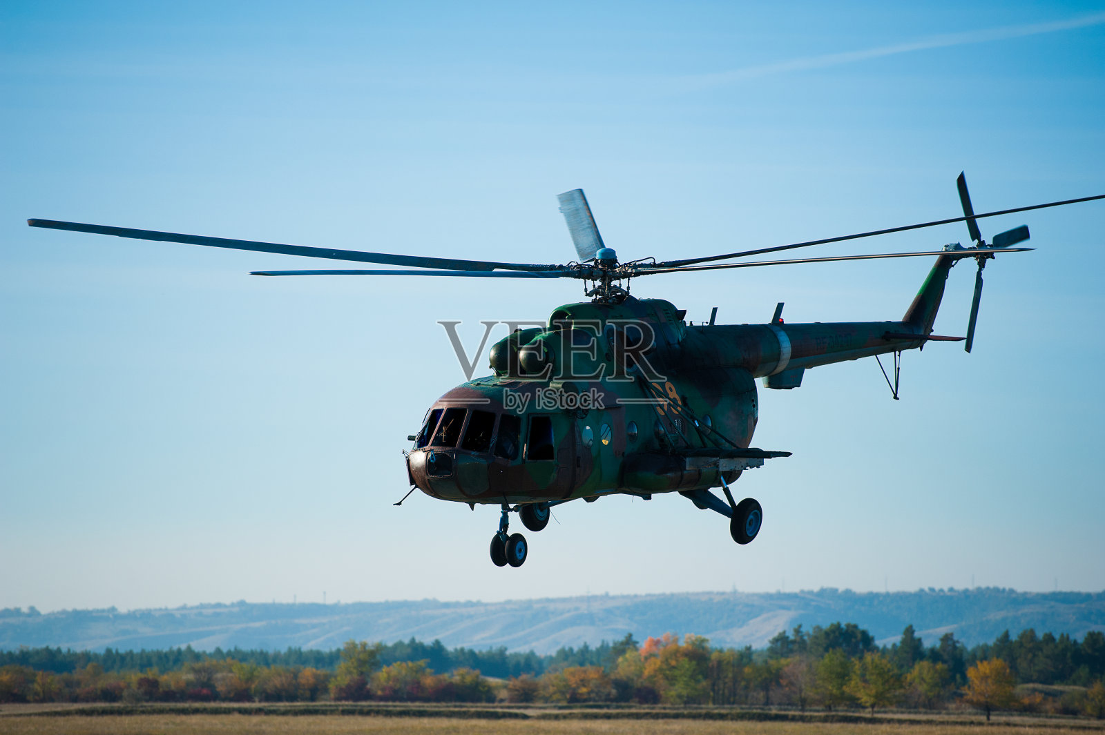 军事直升机在演习中飞行照片摄影图片