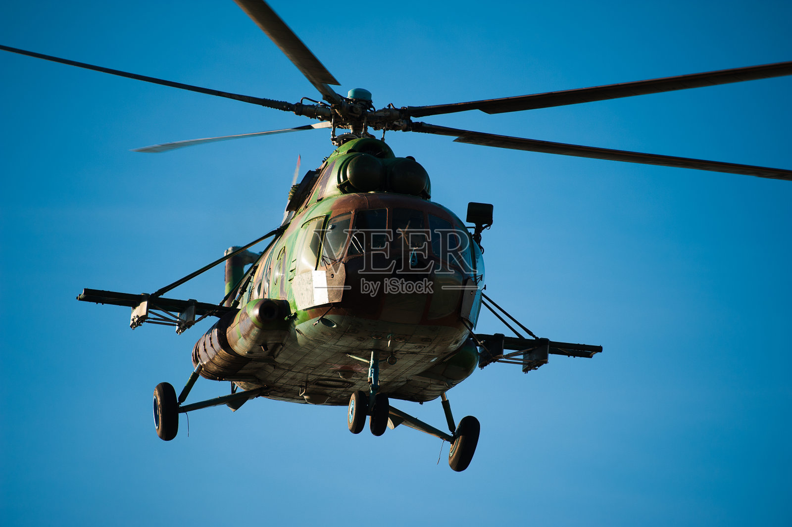 军事直升机在演习中飞行照片摄影图片