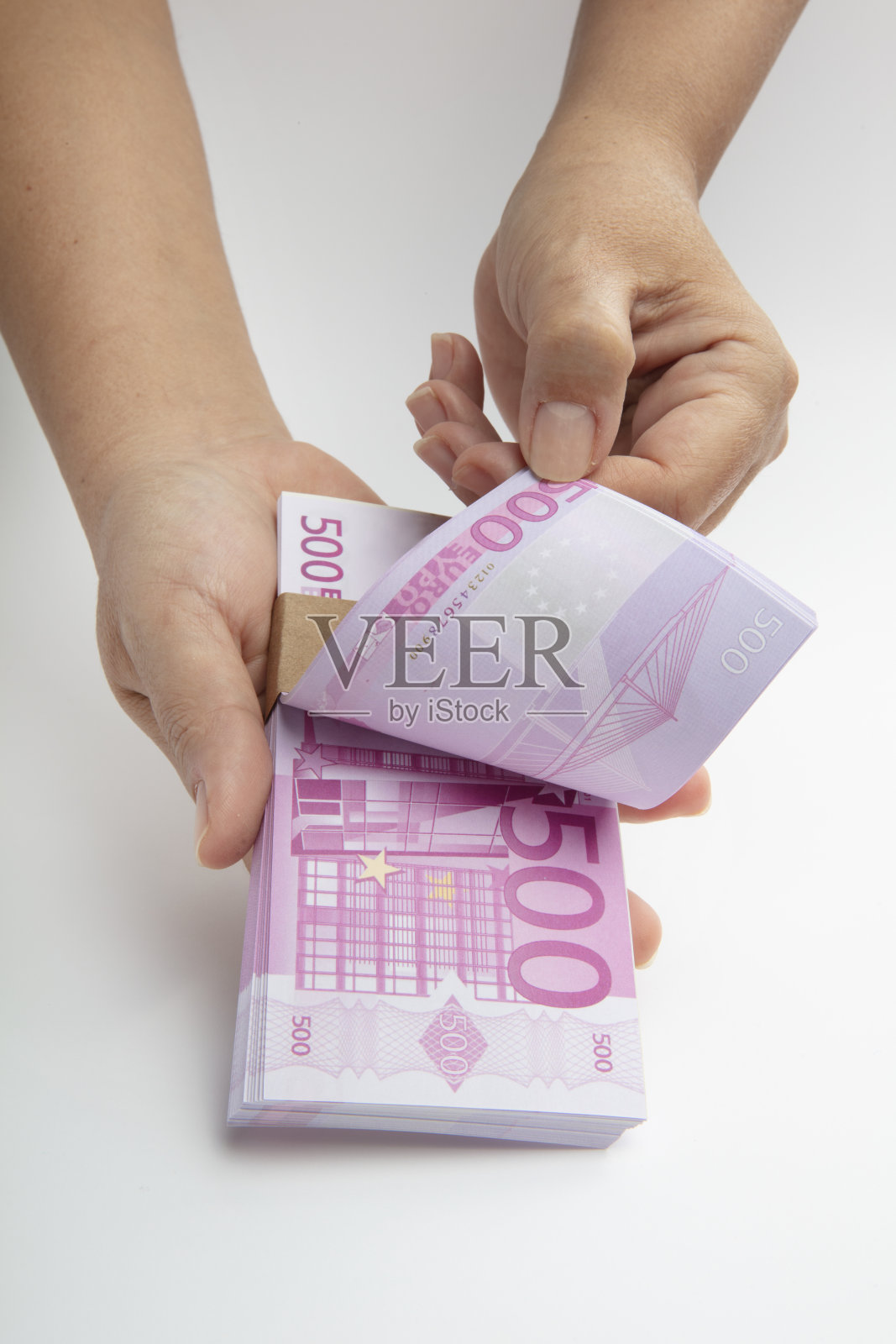 一堆500欧元钞票，女性手中，白色背景照片摄影图片