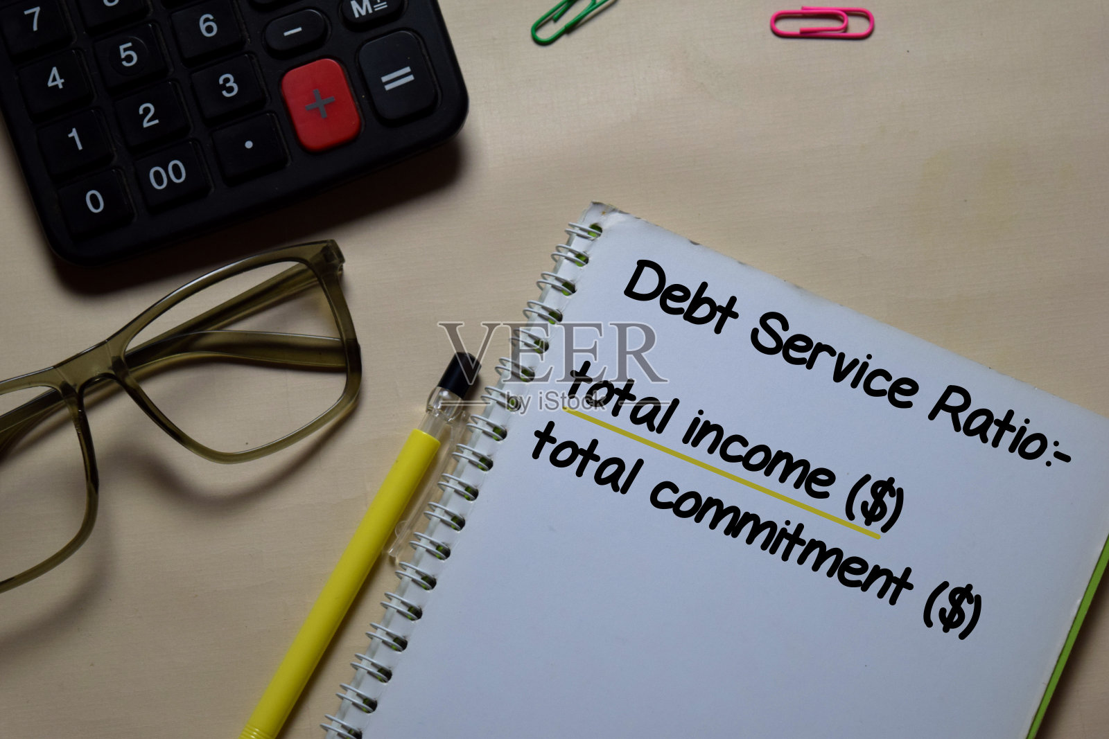 负债比率写在一本孤立在办公桌上的书上。房屋贷款的概念照片摄影图片