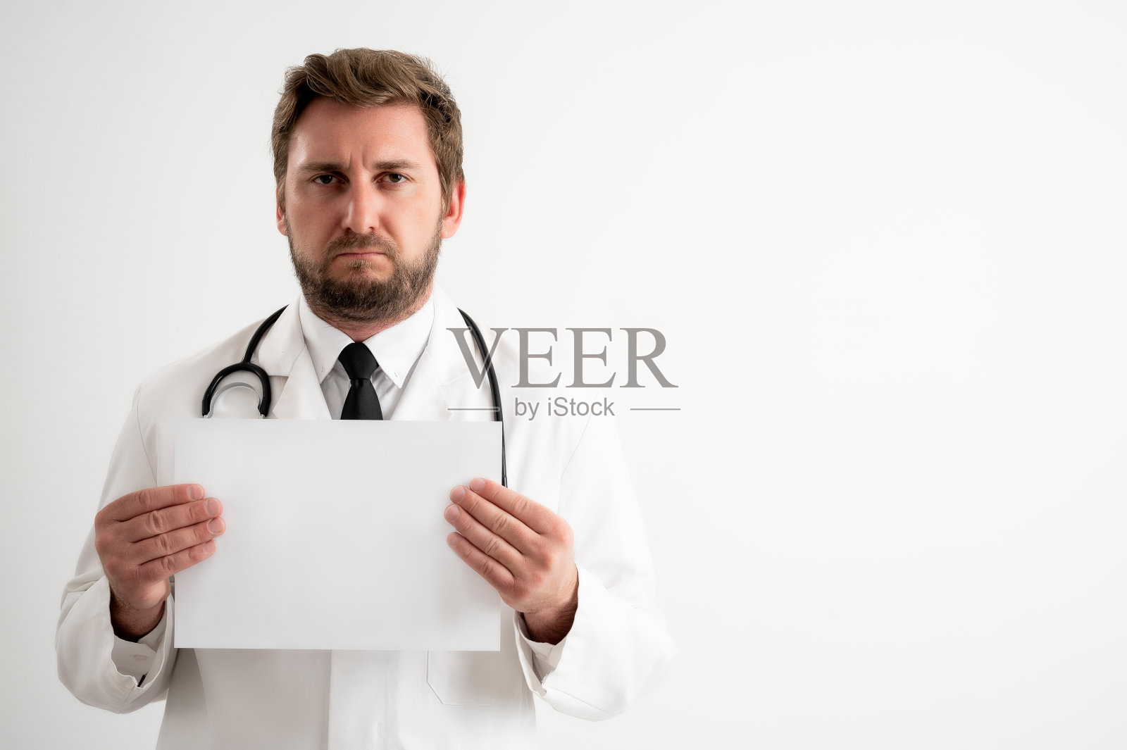 男医生在医疗制服听诊器拿着一张白纸照片摄影图片