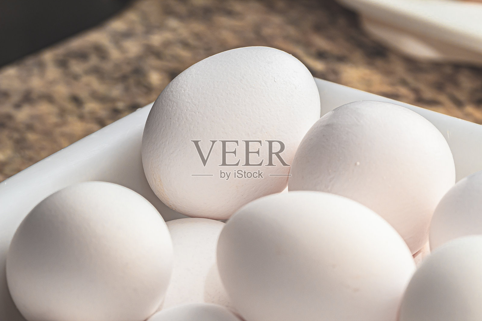 鸡蛋(鸡蛋)。一组白色的鸡蛋特写。照片摄影图片