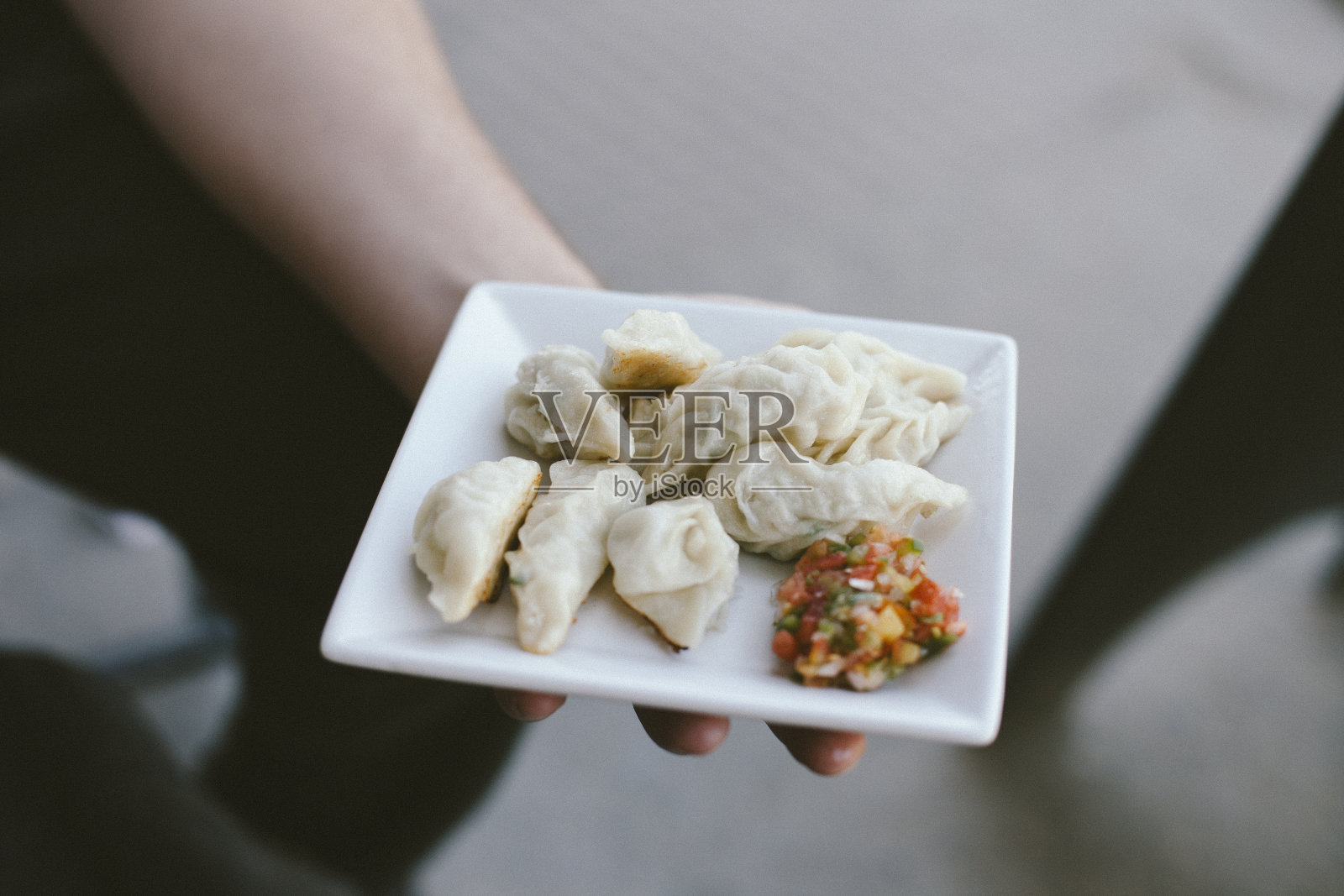 尼泊尔传统食物——馍馍饺子照片摄影图片