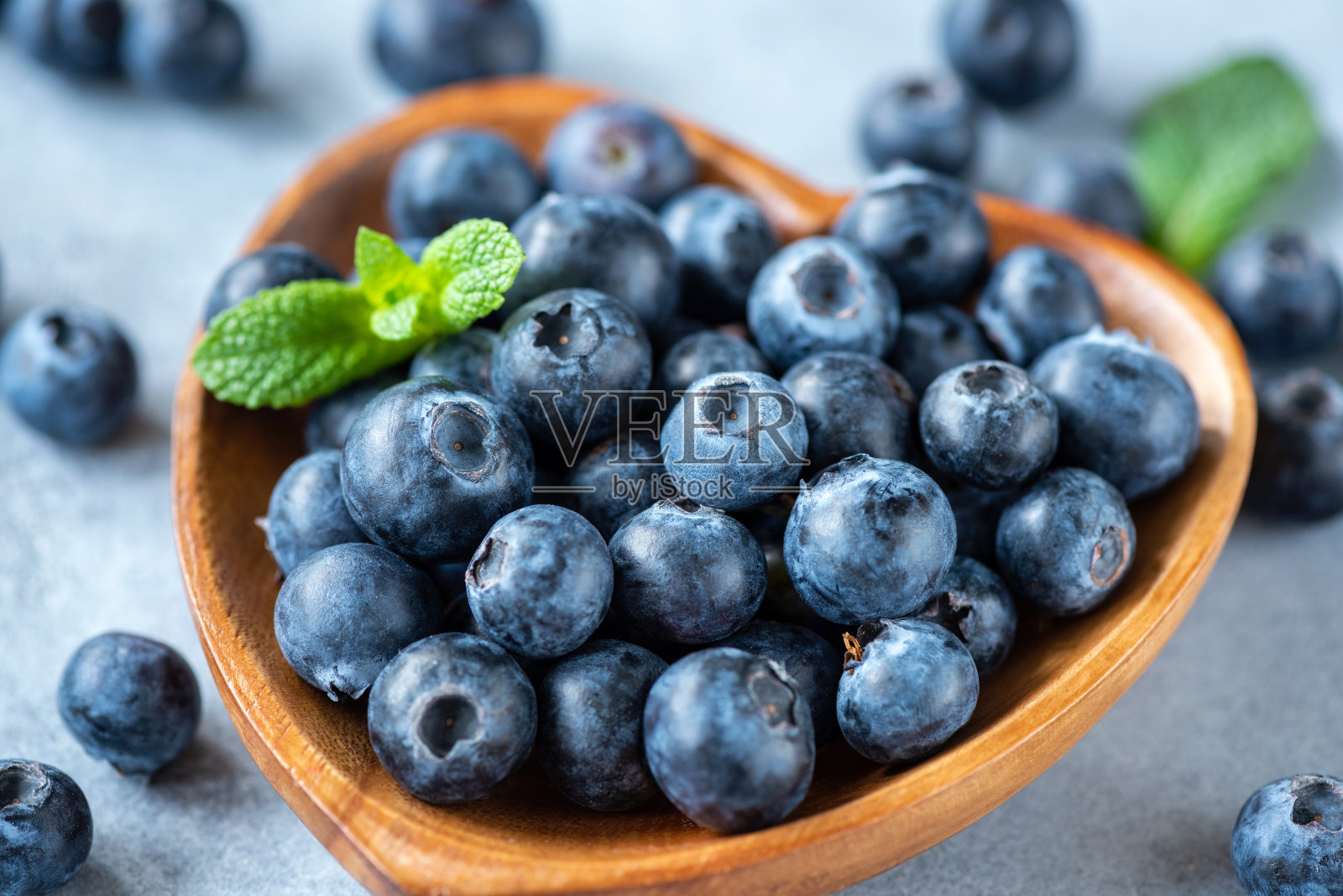 新鲜的有机蓝莓放在一个碗里照片摄影图片
