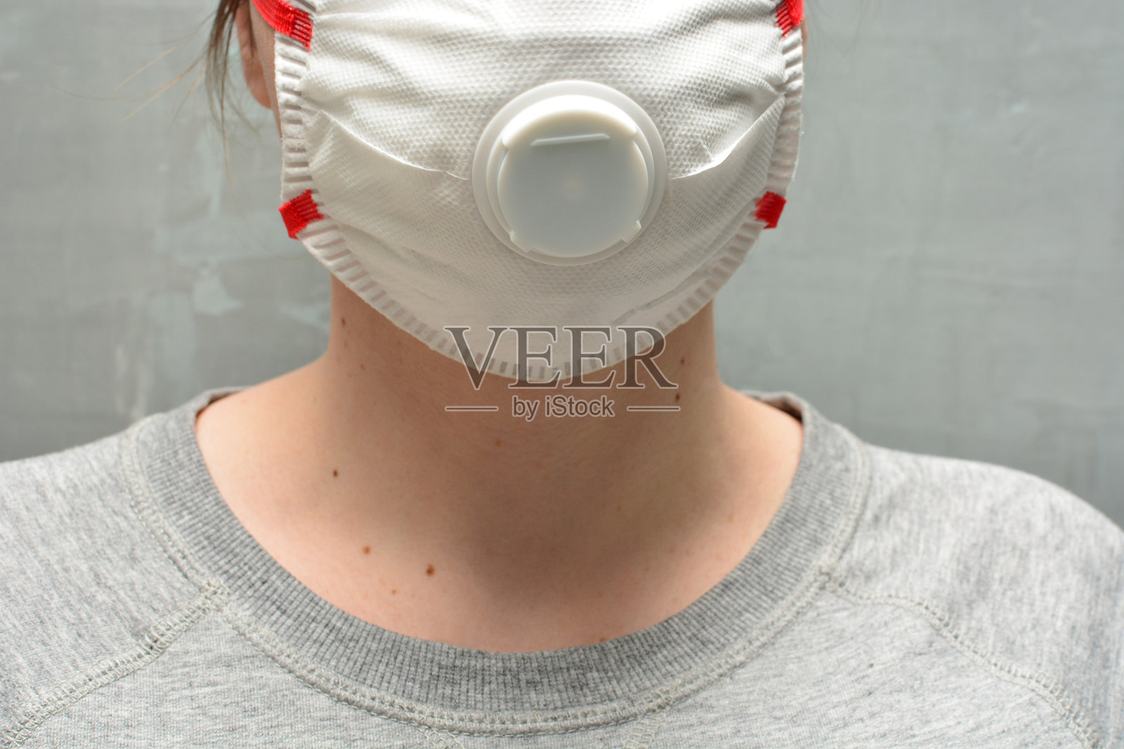 戴防护面罩或呼吸器的年轻妇女。带有抗冠状病毒、病毒和流感概念的横幅。照片摄影图片