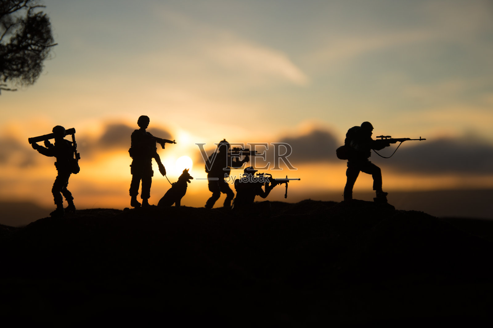 战争的概念。军事剪影战斗场景的战争雾天空的背景，世界大战士兵剪影下多云的天际线在日落。照片摄影图片