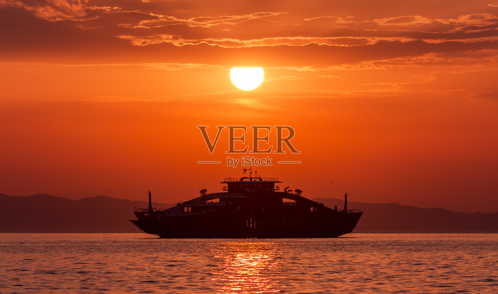 希腊喀拉莫蒂卡瓦拉附近的萨索斯岛日落地平线照片摄影图片