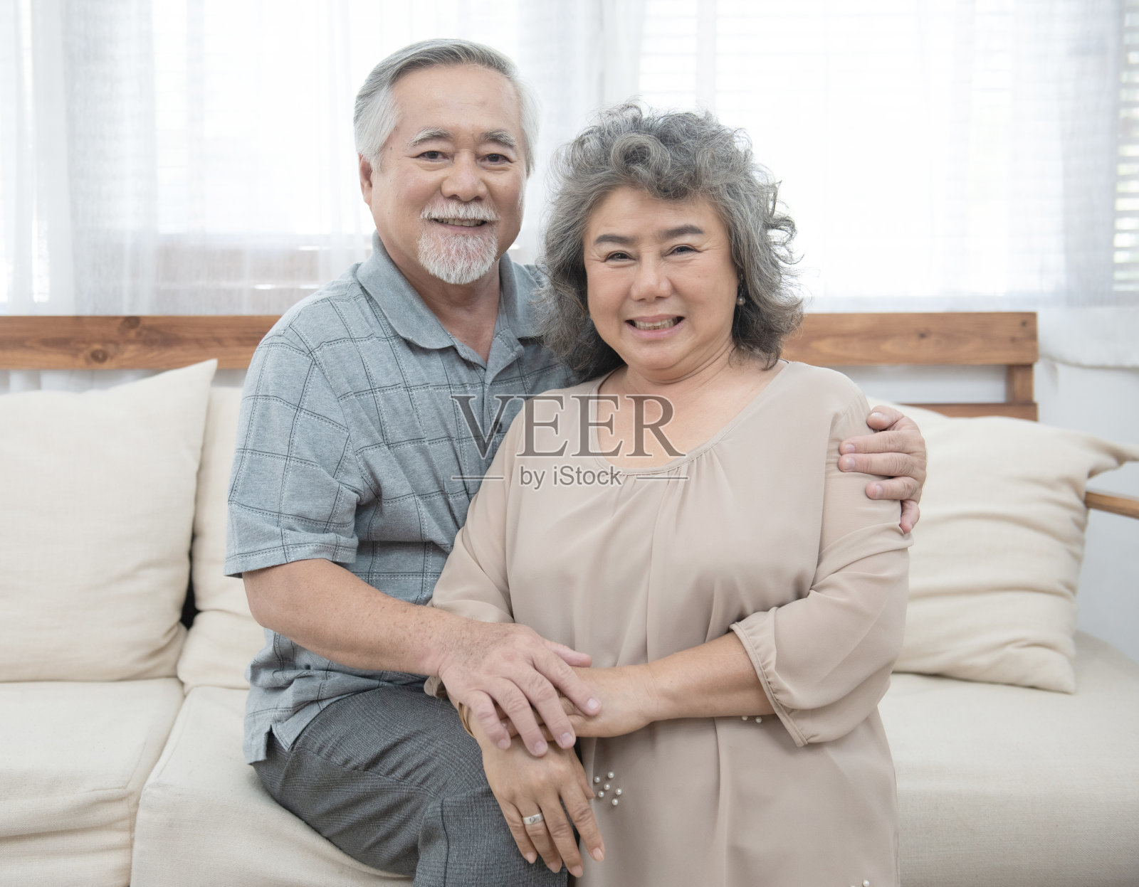 老人肖像老年亚洲夫妇愉快地在一起在家里。照片摄影图片