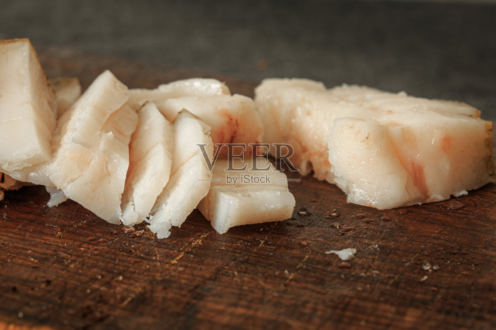 一块块培根放在木板上照片摄影图片