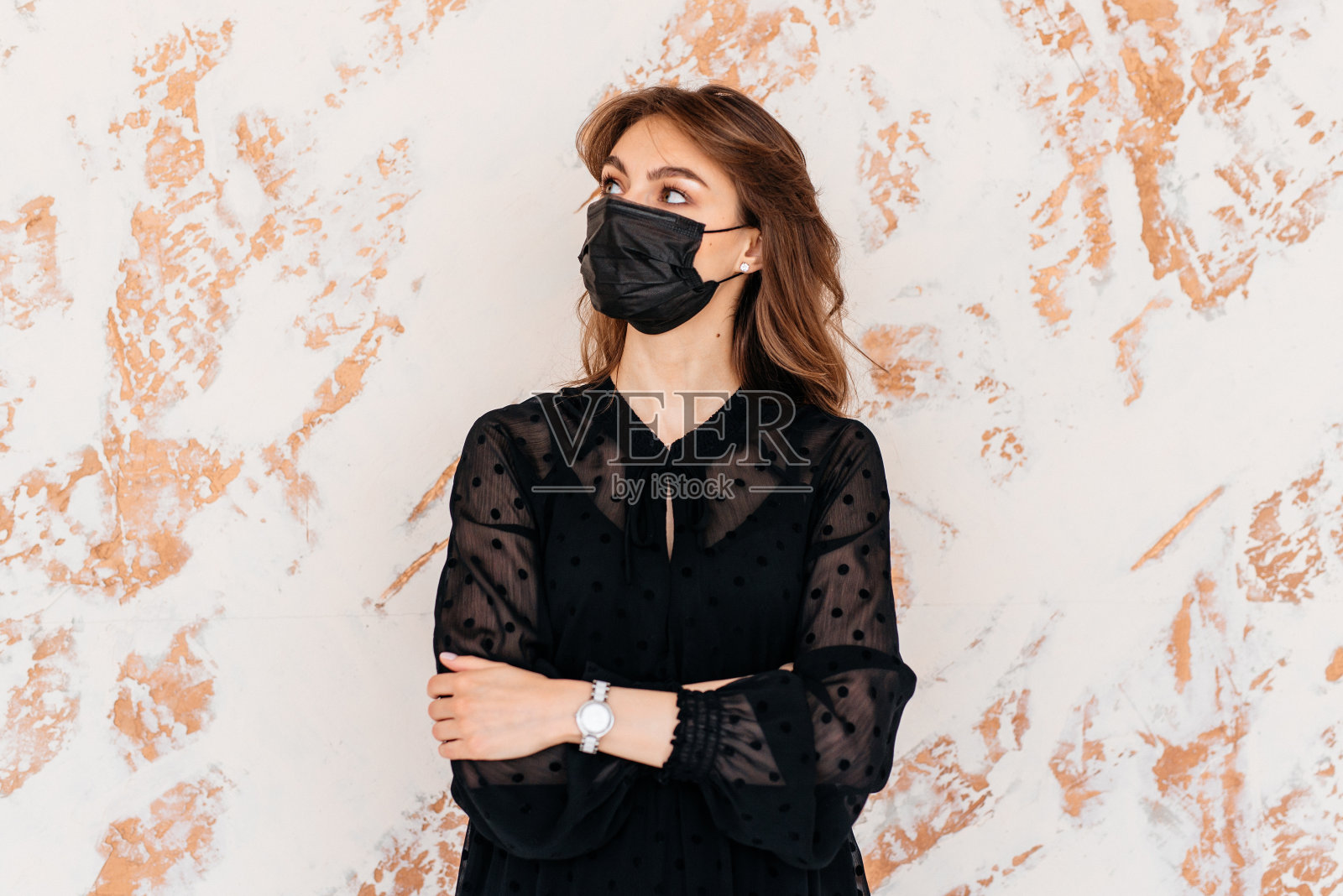 一名戴着黑色面罩的女子站在演播室里进行背景拍摄照片摄影图片