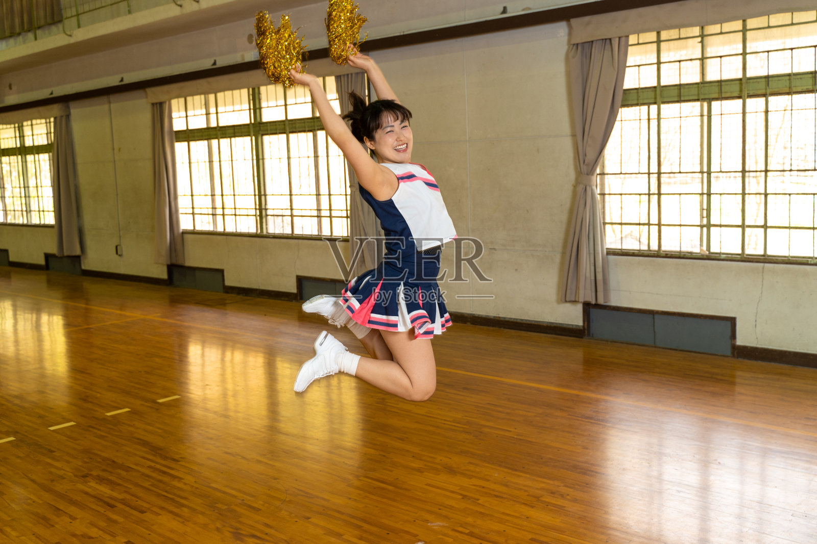 拉拉队在体育馆练习照片摄影图片