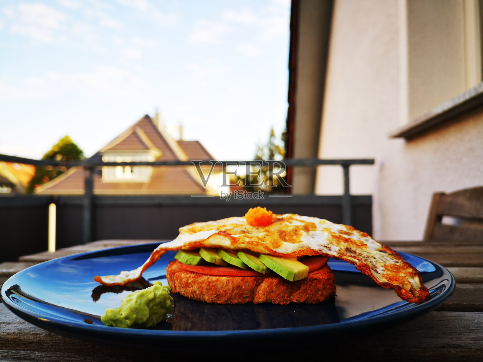 打开的三明治，上面有煎蛋照片摄影图片