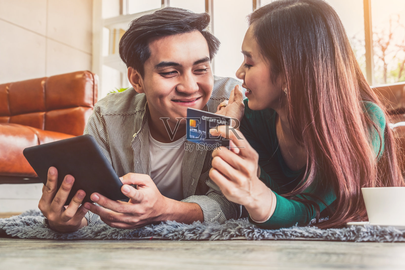 年轻夫妇用信用卡在网上购物照片摄影图片