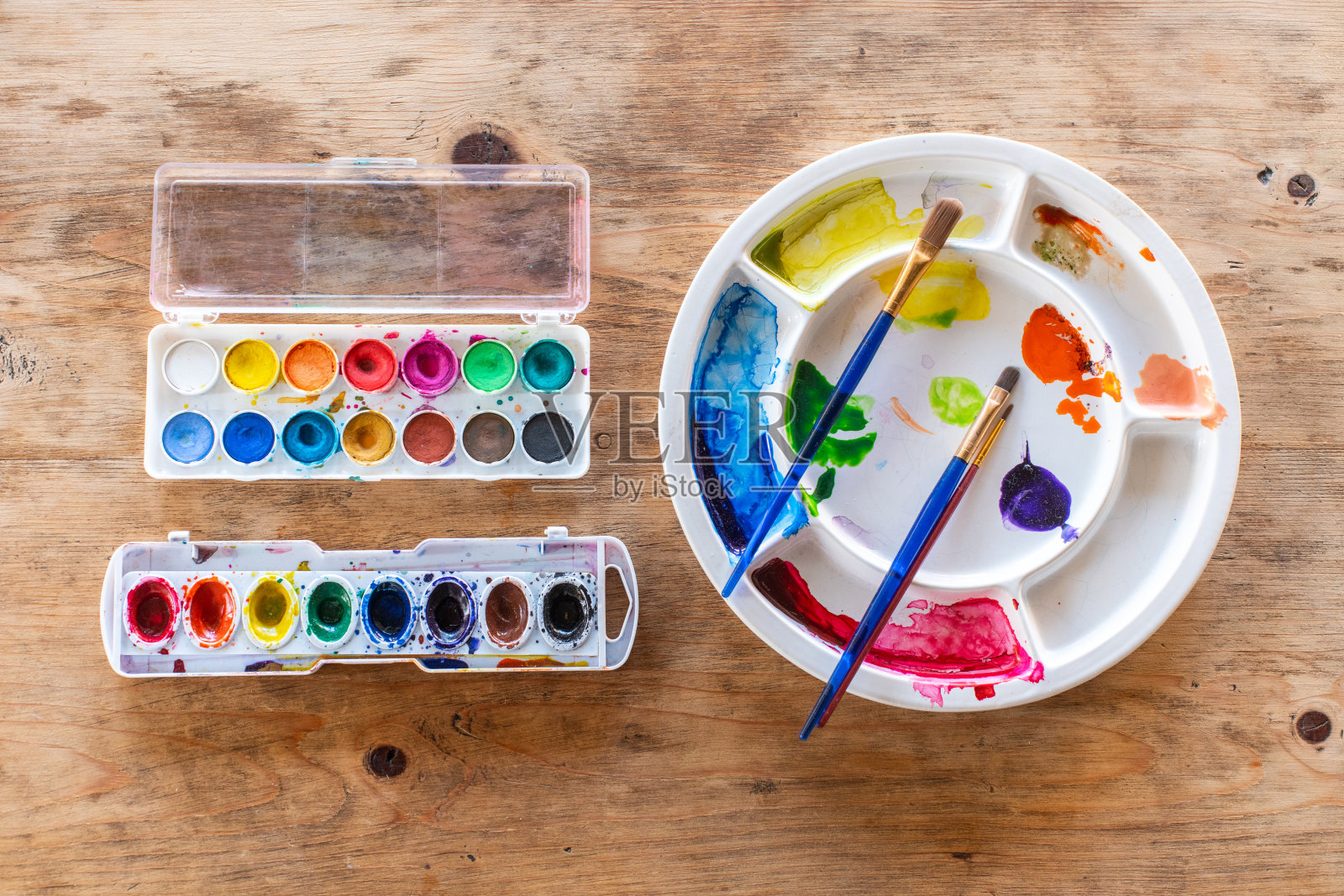 桌上的彩色水彩调色板和画笔照片摄影图片