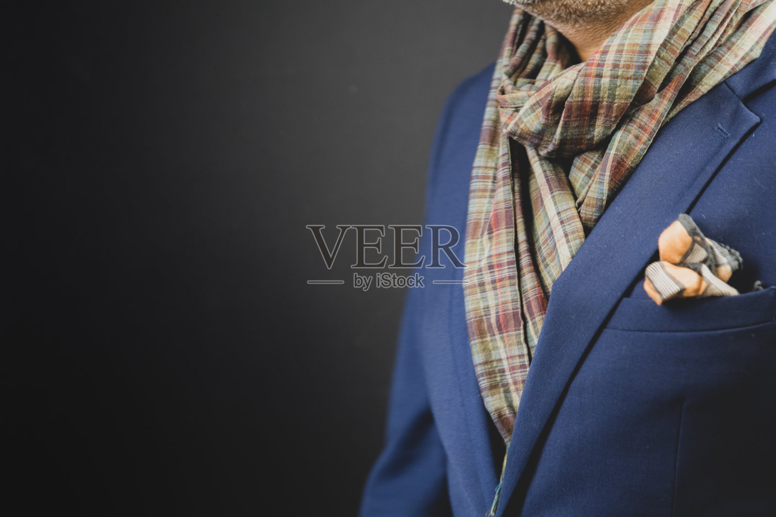 戴围巾的时髦男子照片摄影图片