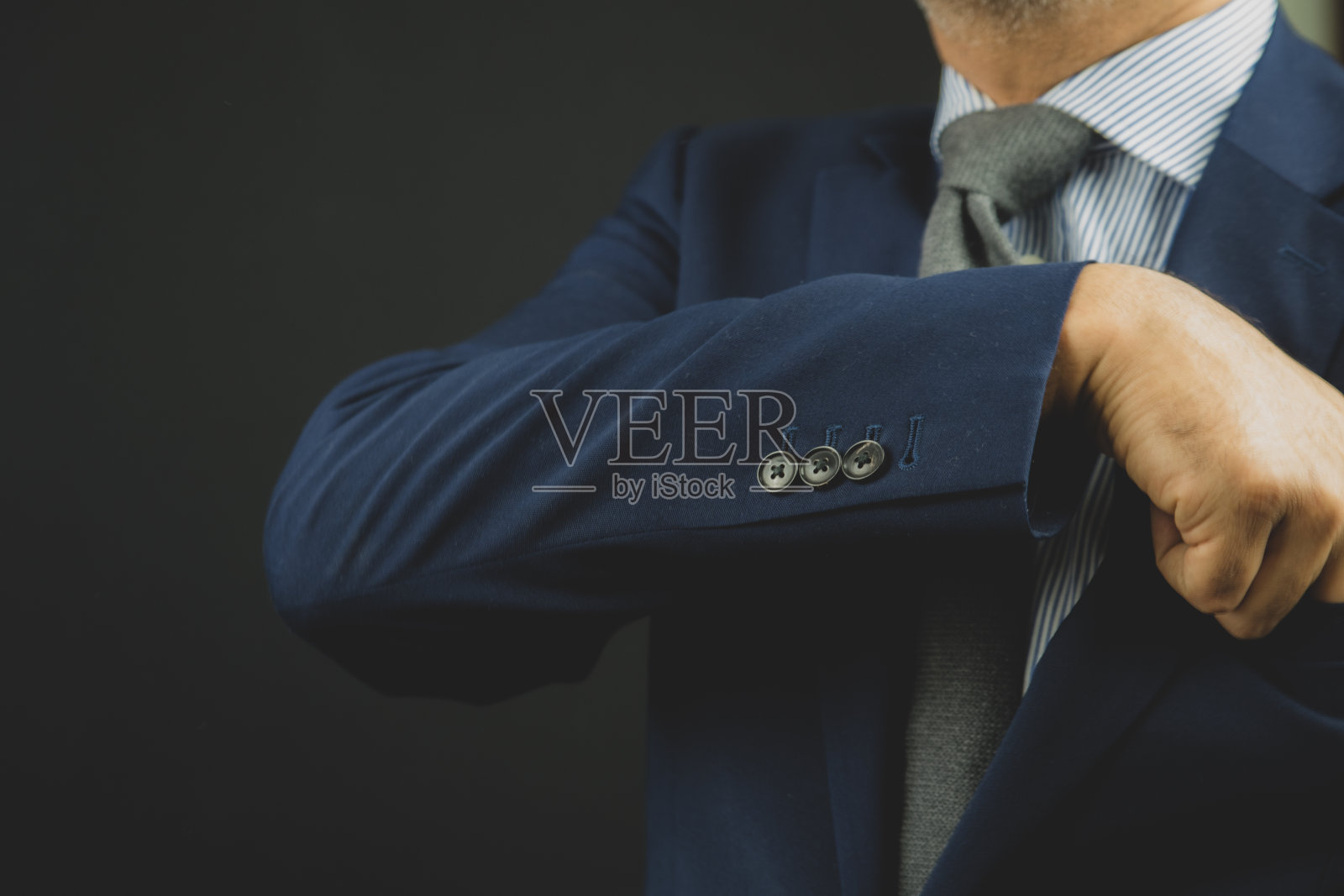 复制一个穿西装的男人的空间图像。照片摄影图片