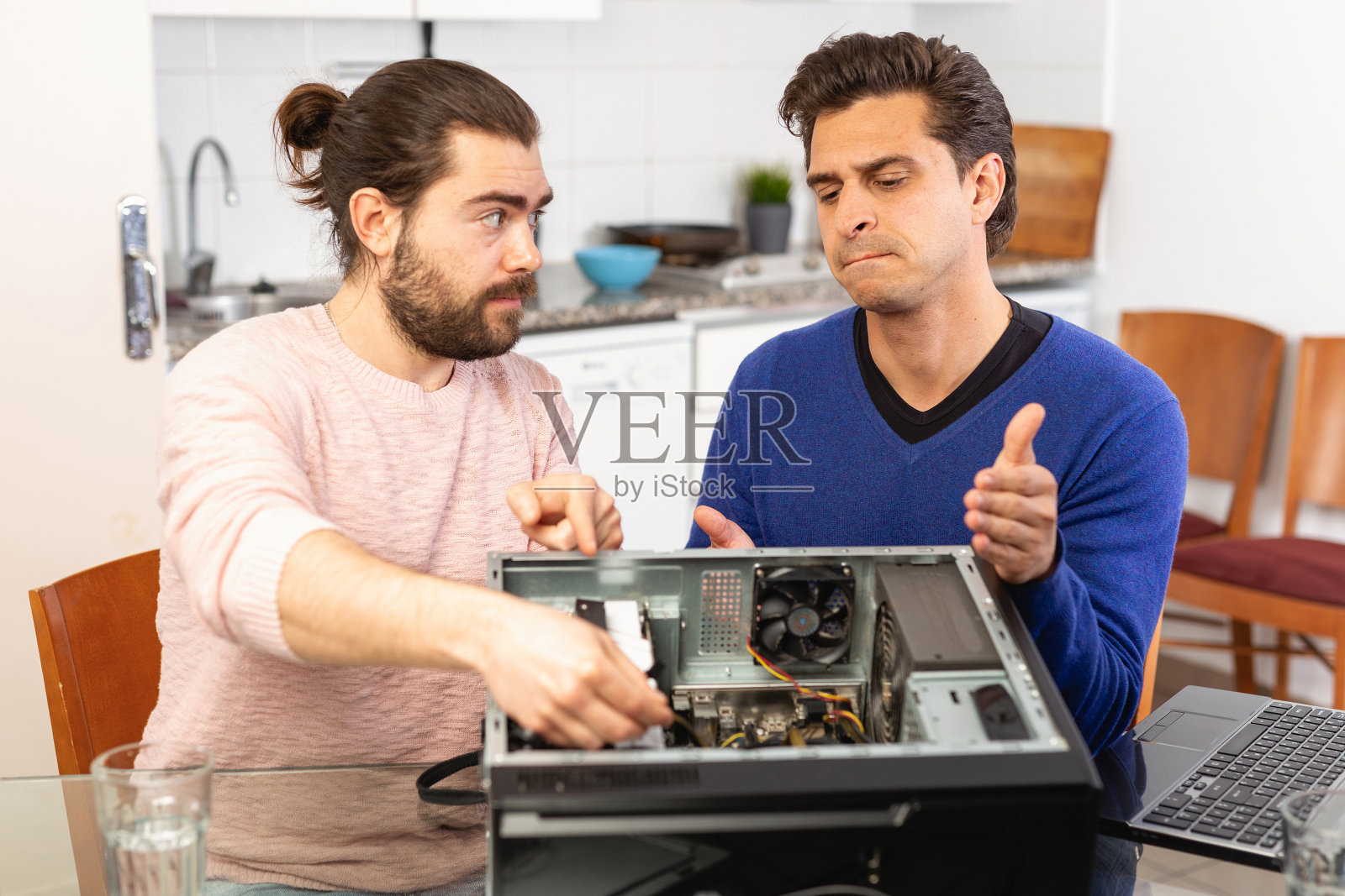 两个人在修理台式电脑照片摄影图片