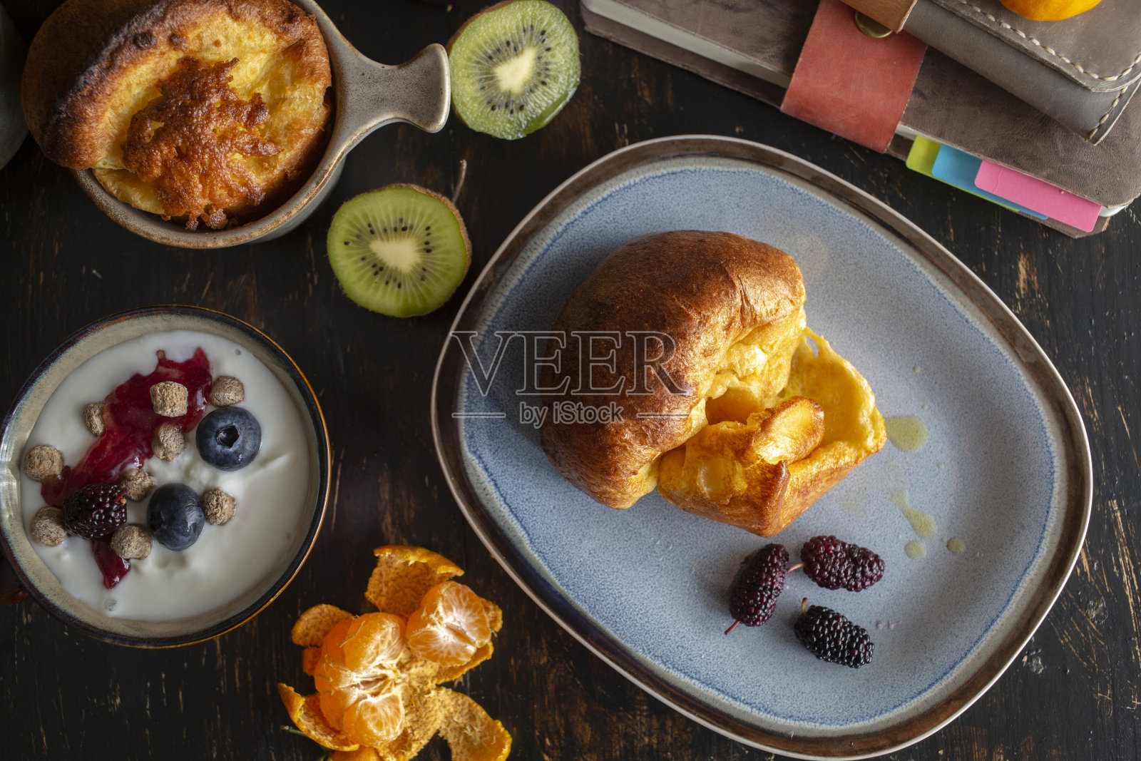 自制约克郡布丁，果酱和酸奶照片摄影图片