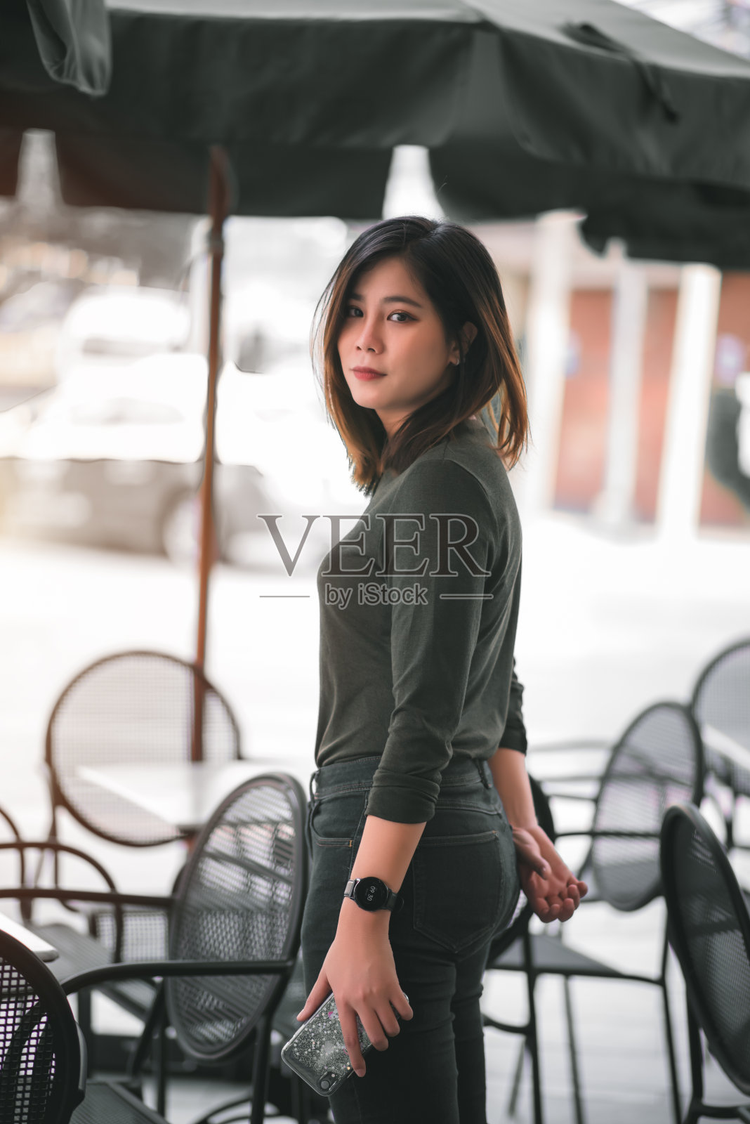 商业地段购物中心联合办公空间的咖啡厅前微笑的聪明亚洲女人肖像-快乐情感放松概念(复古电影色调)照片摄影图片