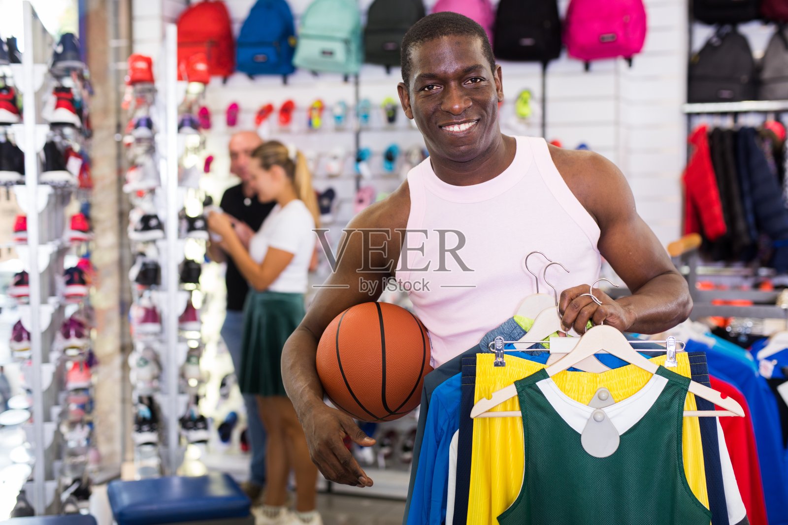 男性顾客拿着运动服照片摄影图片