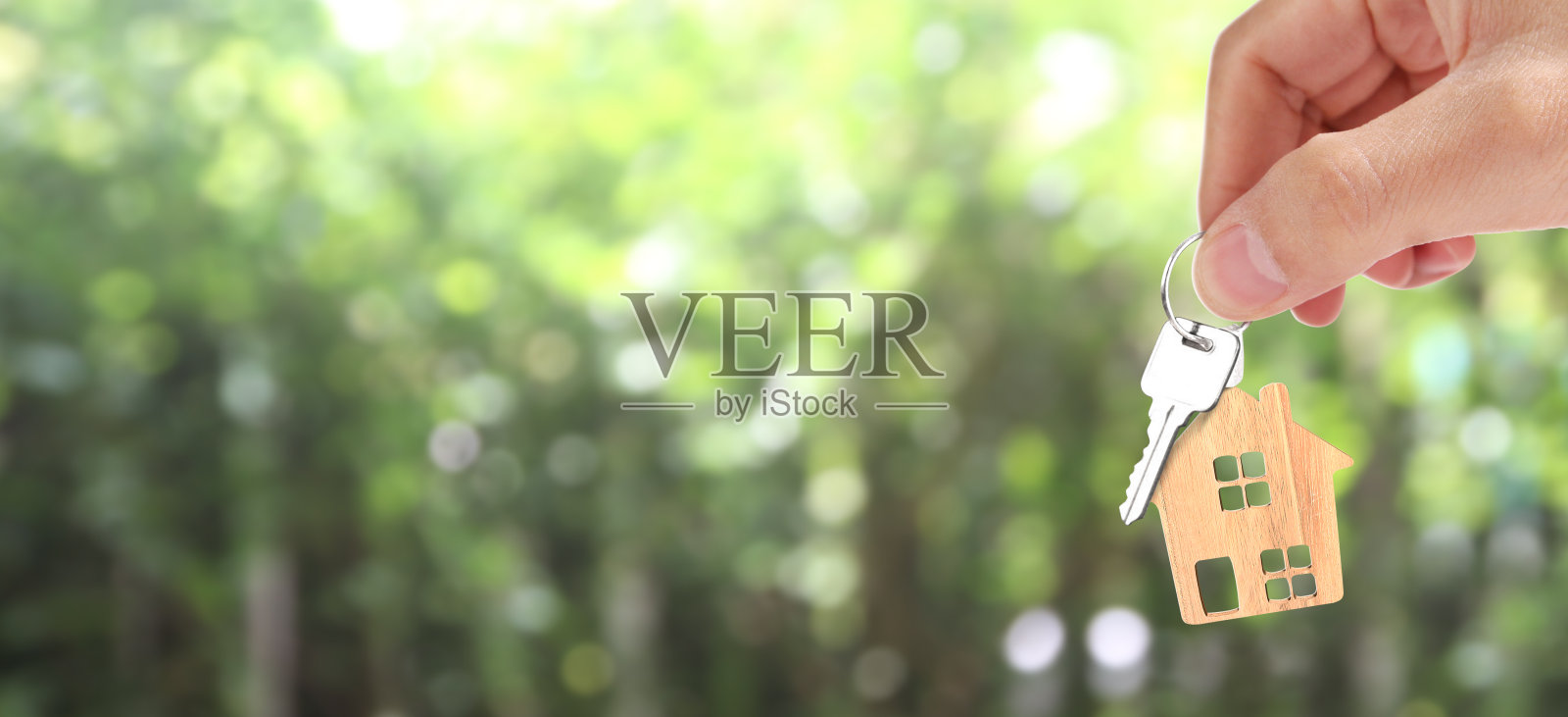 房地产经纪人手握房子钥匙照片摄影图片