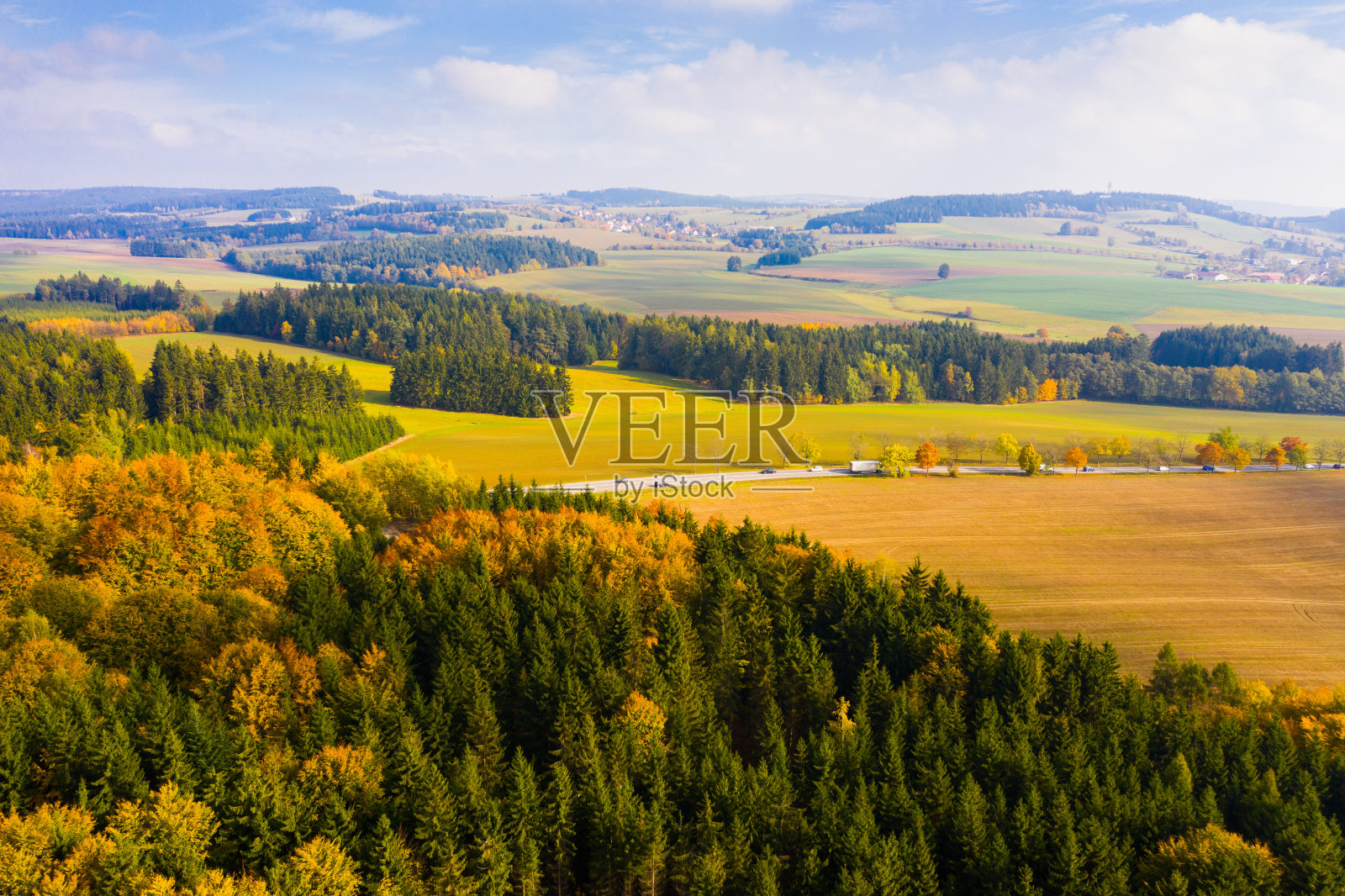 秋色田园，一路笔直照片摄影图片