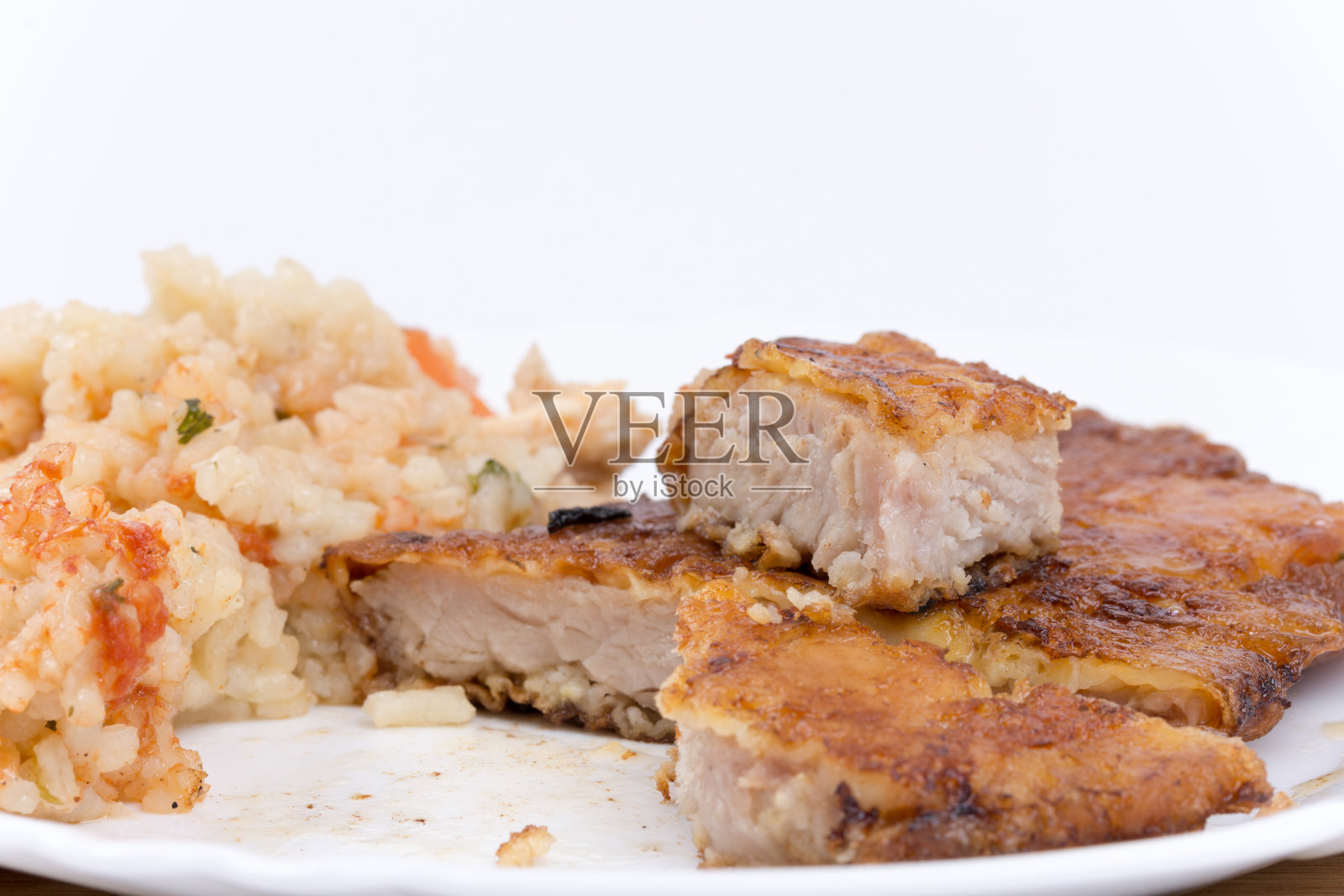 切片炸牛排配蔬菜照片摄影图片