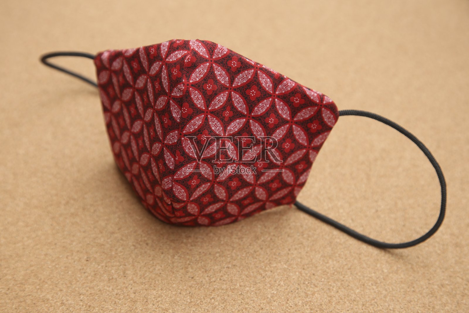 木桌上放着自制口罩。新型冠状病毒(covid-19)预防概念形象。照片摄影图片