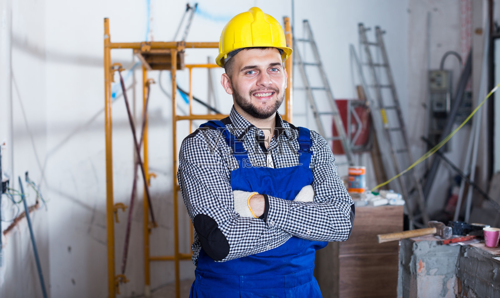 正在修理的建筑工人的肖像照片摄影图片