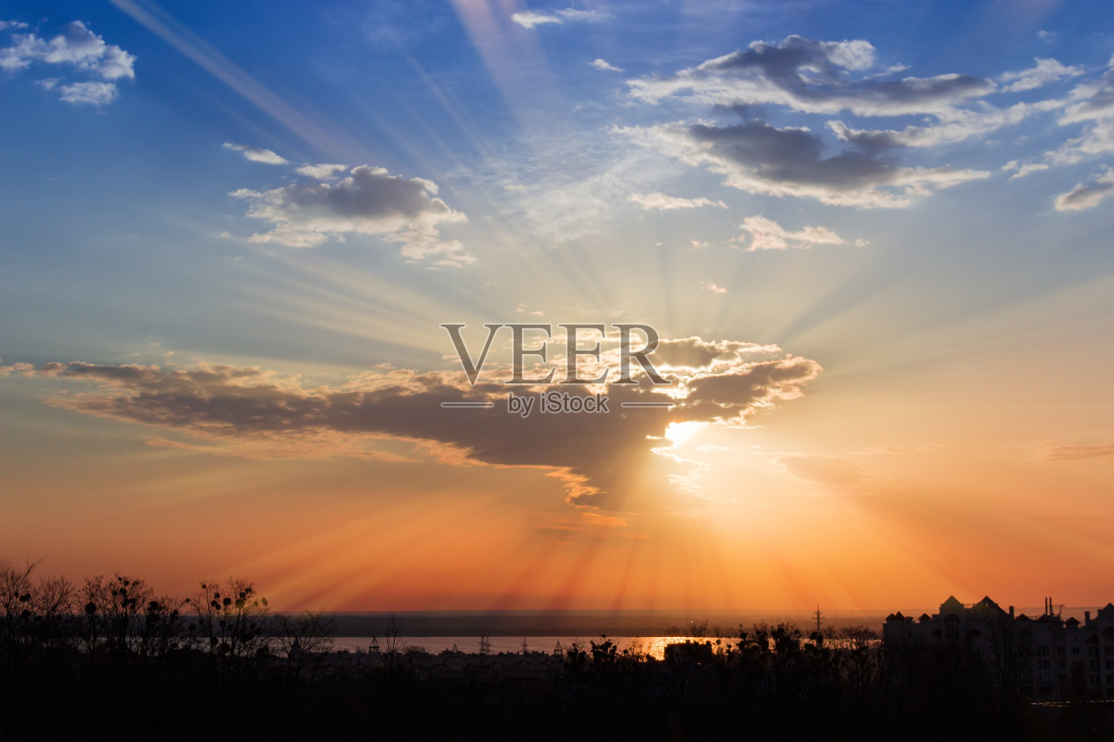 清晨的天空和阳光穿过云层照片摄影图片