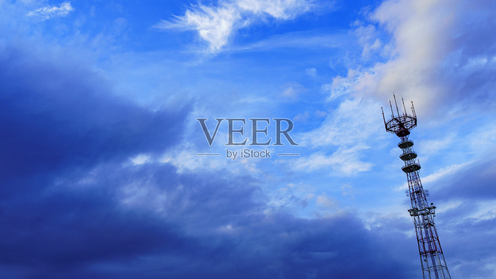 全景大电视和广播塔在戏剧性的天空背景。空间的文本。照片摄影图片