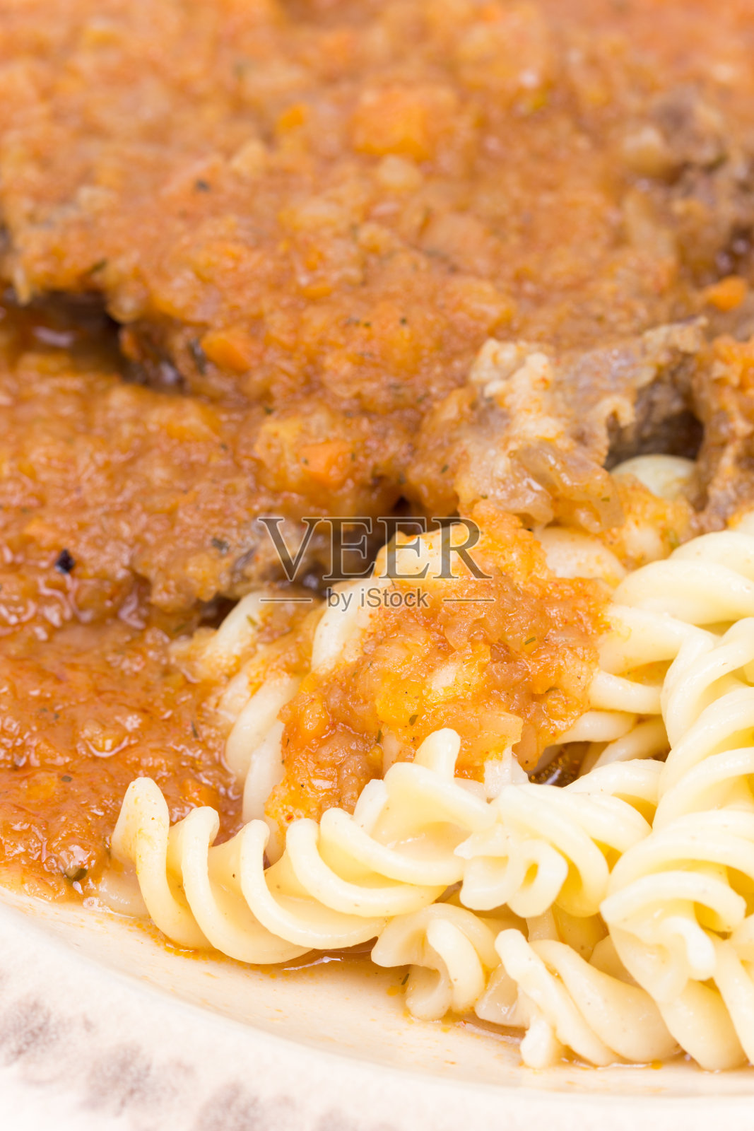 牛肉炖牛肉配通心粉照片摄影图片