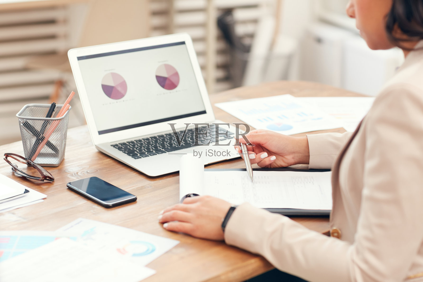 成功的女商人在办公室关闭照片摄影图片