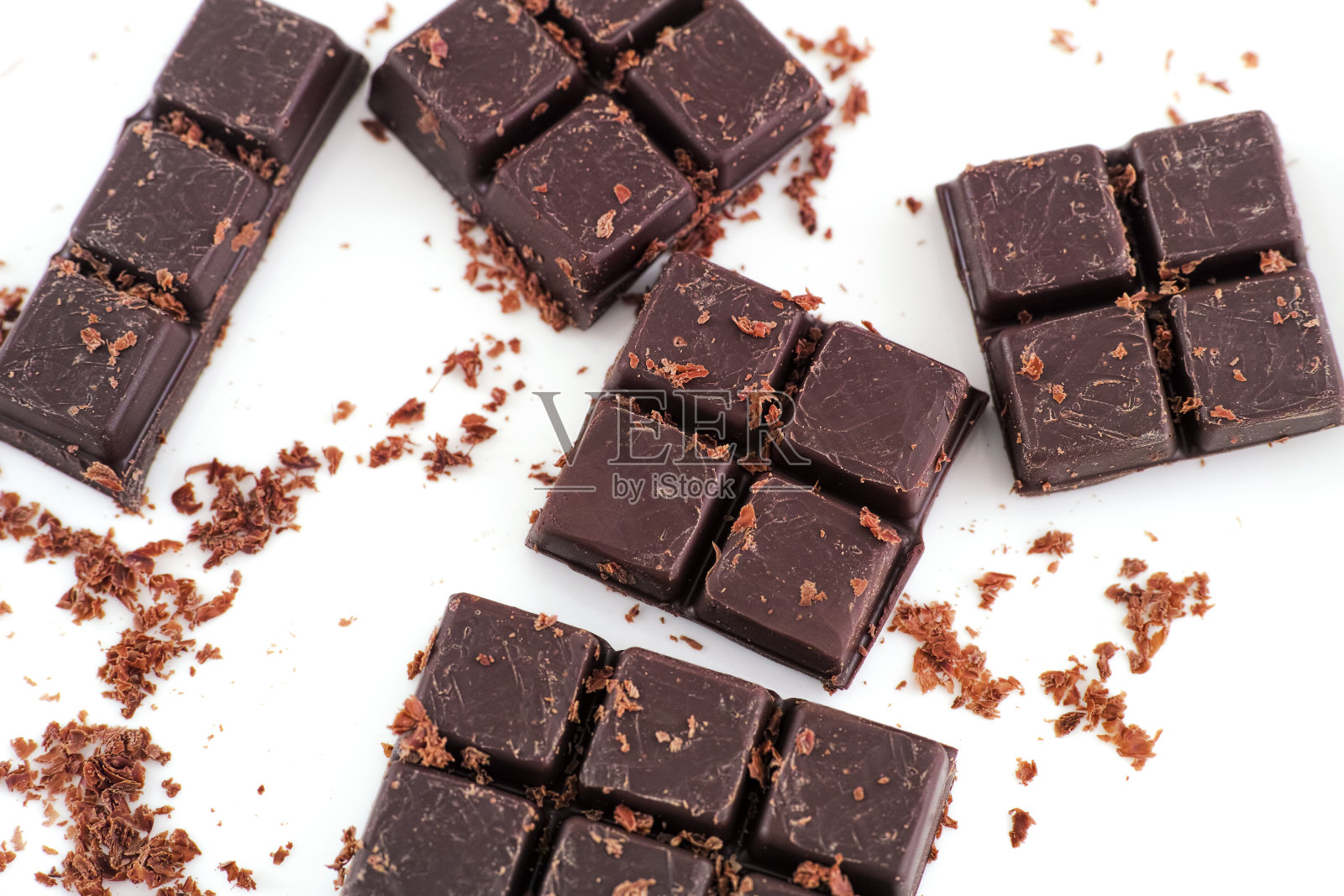 白色背景上自制的黑巧克力照片摄影图片