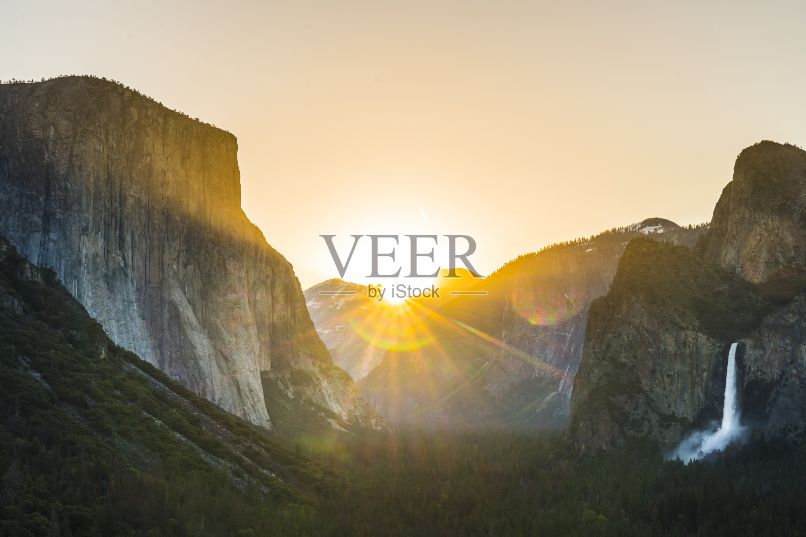 约塞米蒂国家公园日出，约塞米蒂np，美国加利福尼亚州。照片摄影图片