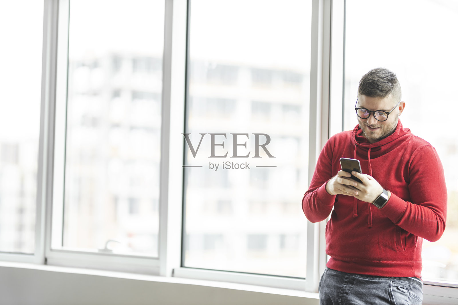 男人用智能手机照片摄影图片