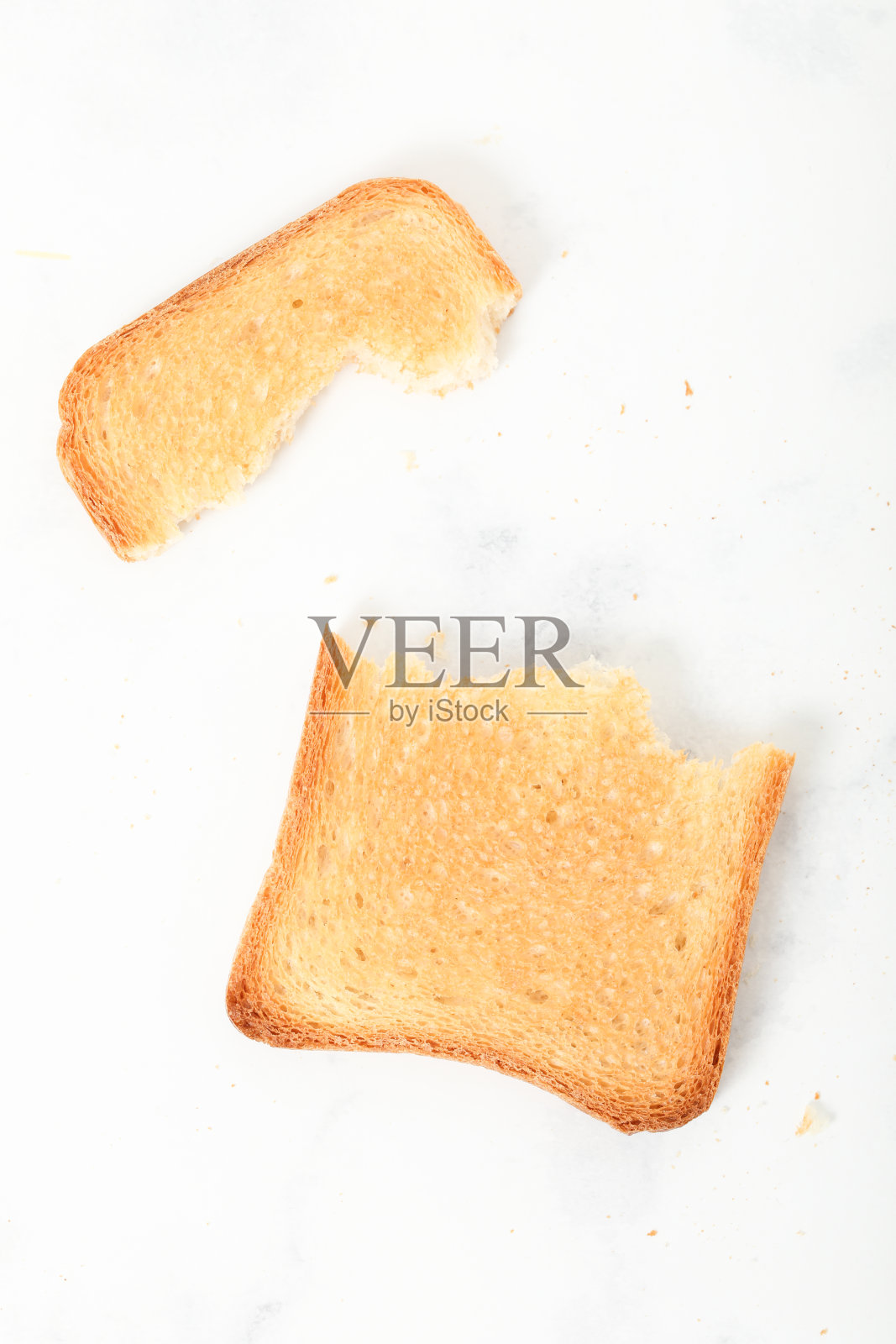 吐司饼干配上白色背景的松脆食物照片摄影图片