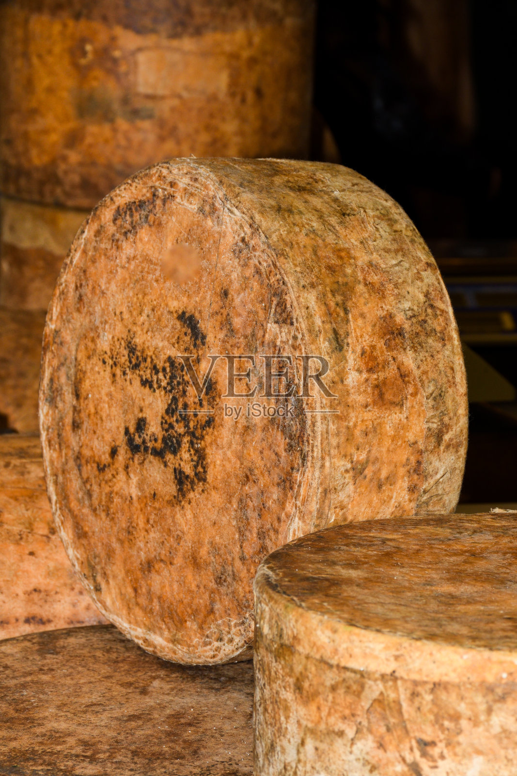 新鲜的芝士面包选择，堆许多芝士混合。照片摄影图片