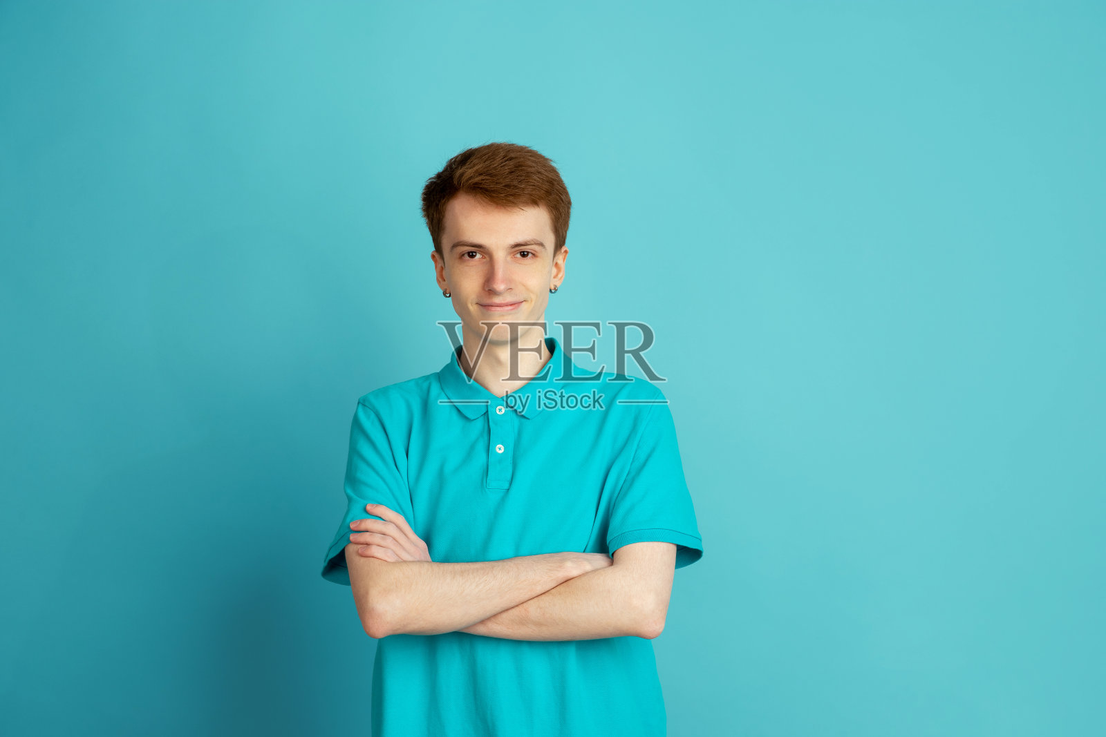 白人年轻人的单色肖像在蓝色的工作室背景，情感和美丽照片摄影图片