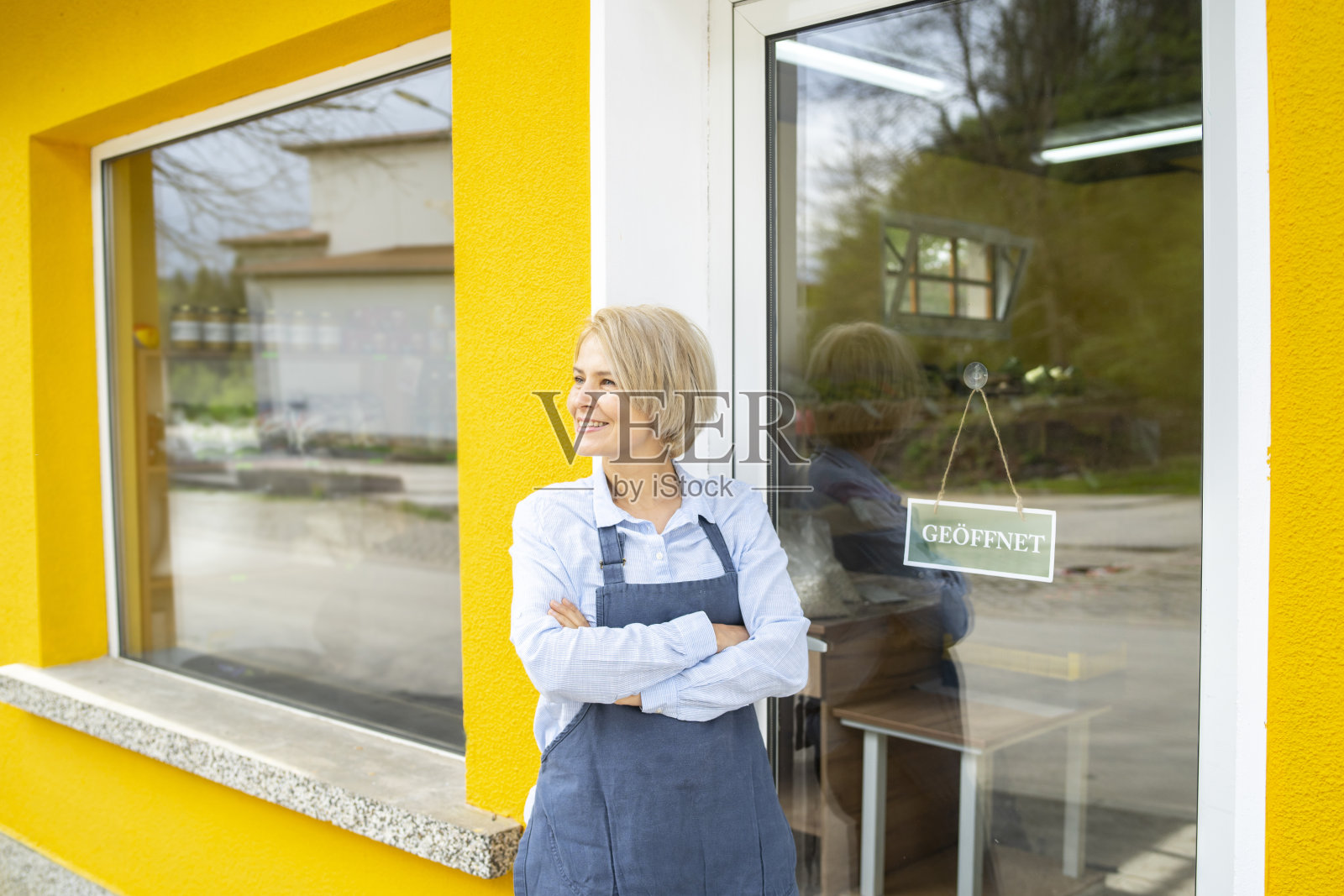 店主在她的店铺前面，店铺开张了照片摄影图片