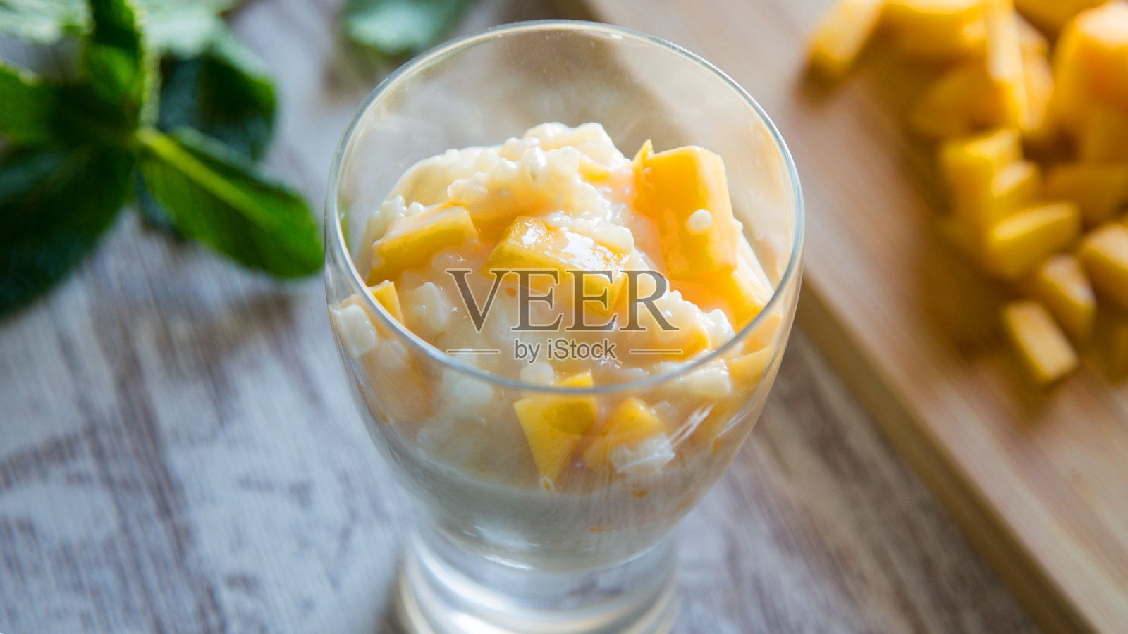 牛奶米饭和新鲜水果照片摄影图片